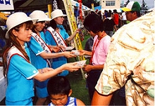 Tourism ambassador of Kasumigaura helping out with the free distribution of the tasty seafood　products