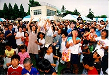 The many attendees at the raising ceremony where 10,000 mochi were made.
