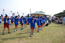 Photo Everyone moves off stage and into the open air pavilionto participate in YOSAKOI Soran