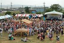 Photo Every year’s big crowd drawing event, the wooden building raising ceremony.
